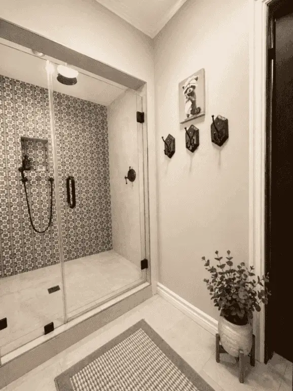 Bathroom shower with patterned accent tile