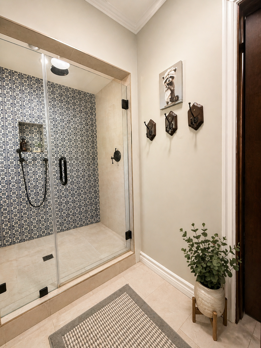 Bathroom shower with patterned accent tile