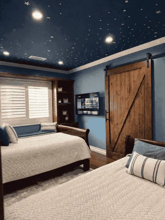 Bedroom with two beds and a star-patterned ceiling