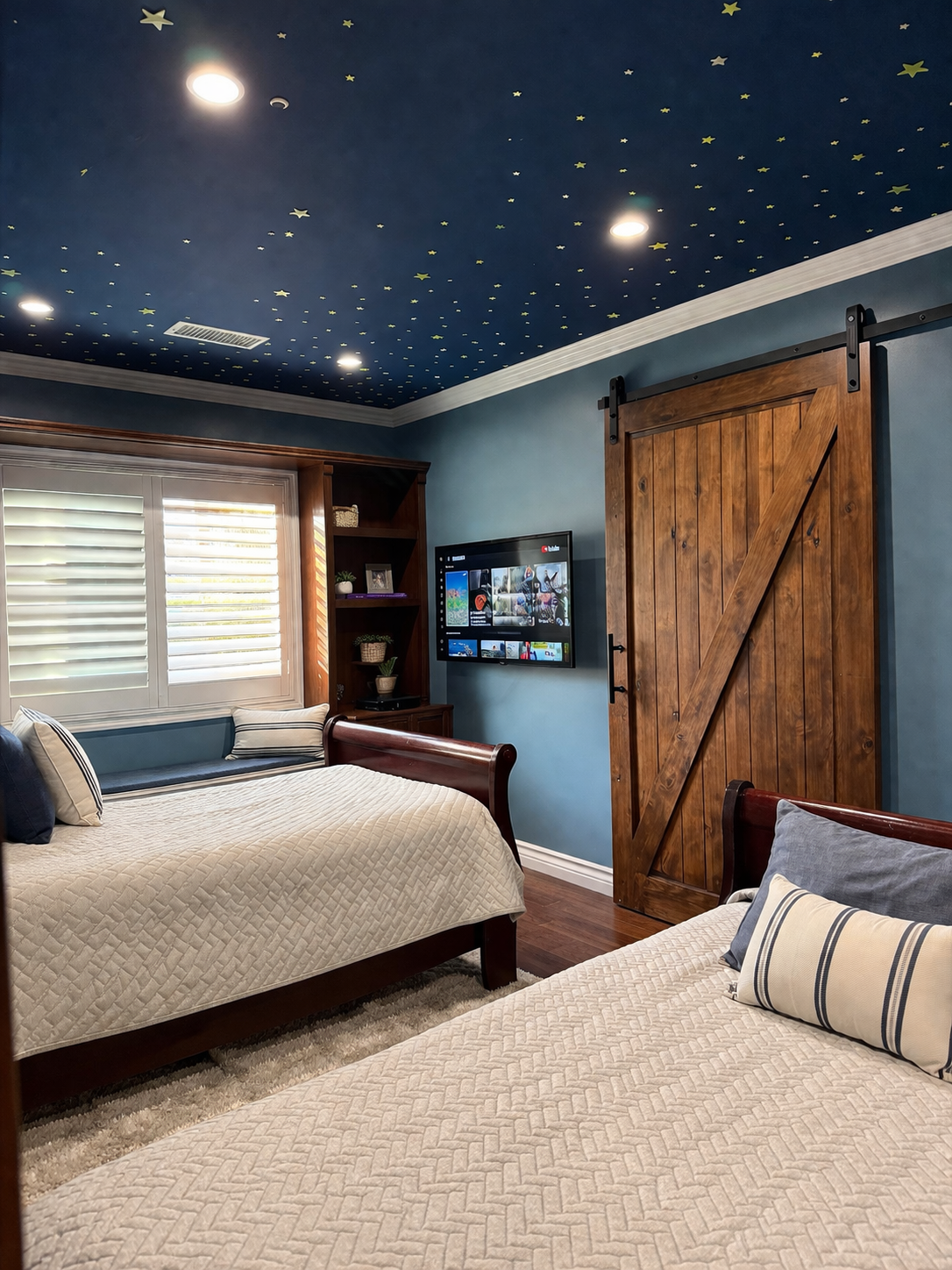 Bedroom with two beds and a star-patterned ceiling